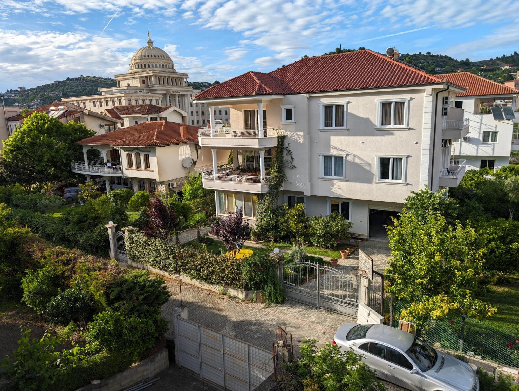 Villa With Garden And Veranda ベラト エクステリア 写真