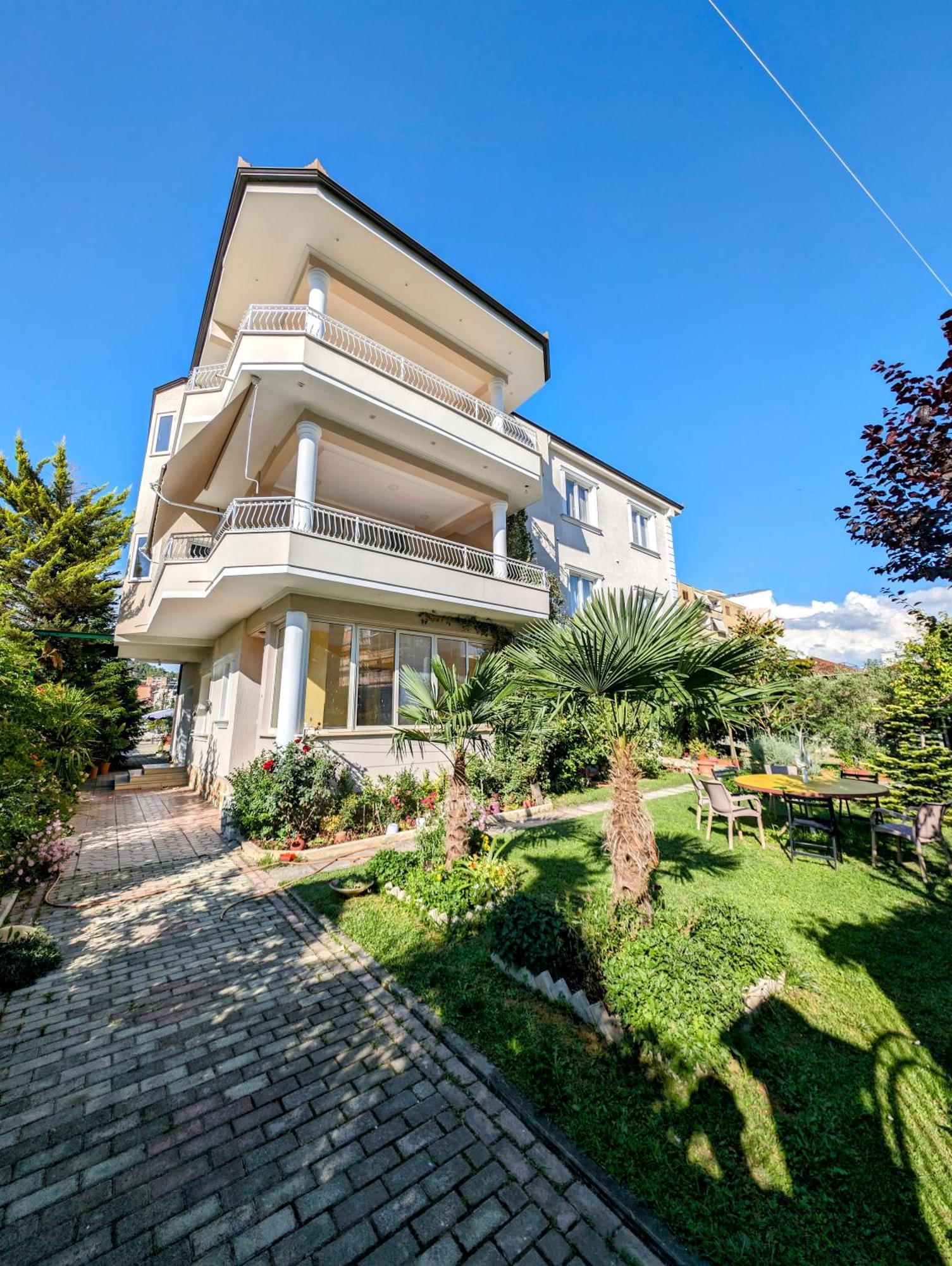 Villa With Garden And Veranda ベラト エクステリア 写真