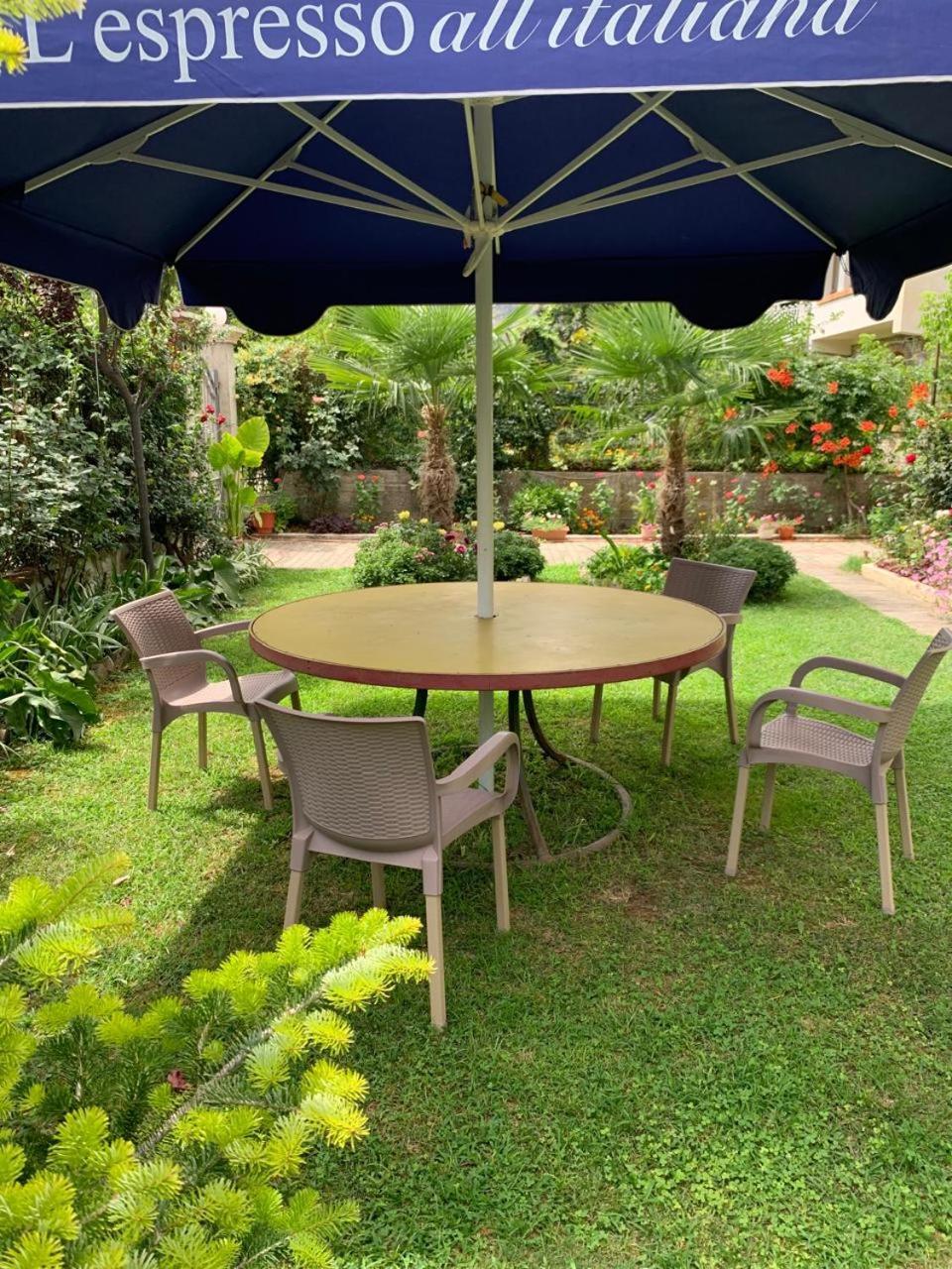 Villa With Garden And Veranda ベラト エクステリア 写真